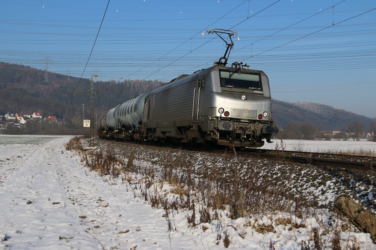 Akiem 37031 mit Kesselwagenzug in Fahrtrichtung Süden. Aufgenommen zwischen Mecklar und Ludwigsau-Friedlos am 22.01.2016.