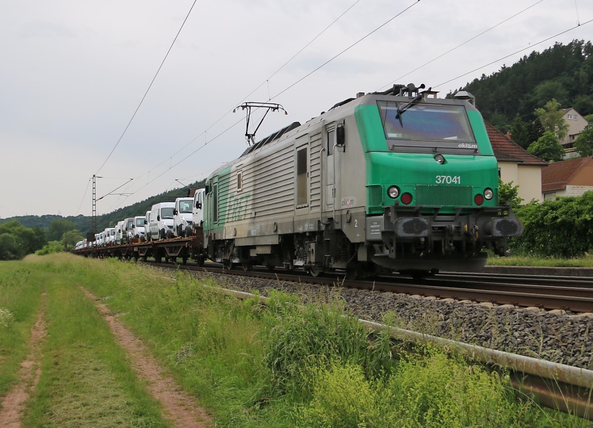 Akiem 37041 mit Transportern auf Flachwagen der Firma ARS in Fahrtrichtung Norden. Aufgenommen am 11.06.2016 in Ludwigsau-Friedlos.