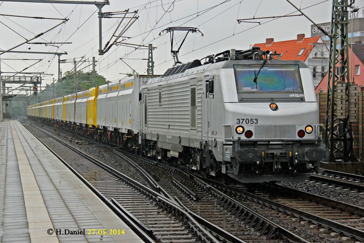 akiem 37053 mit einem Hackschnitzelzug am 27.05.2014 in Hannover Linden Fischerhof.