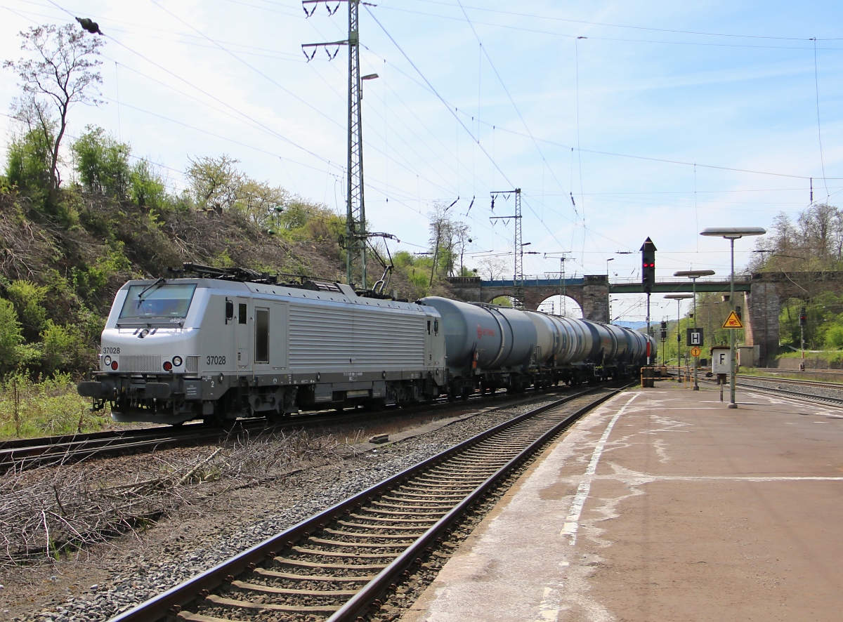 Akiem Lok 37028 mit Kesselwagenzug in Richtung Osten. Aufgenommen am 17.04.2014 in Eichenberg.