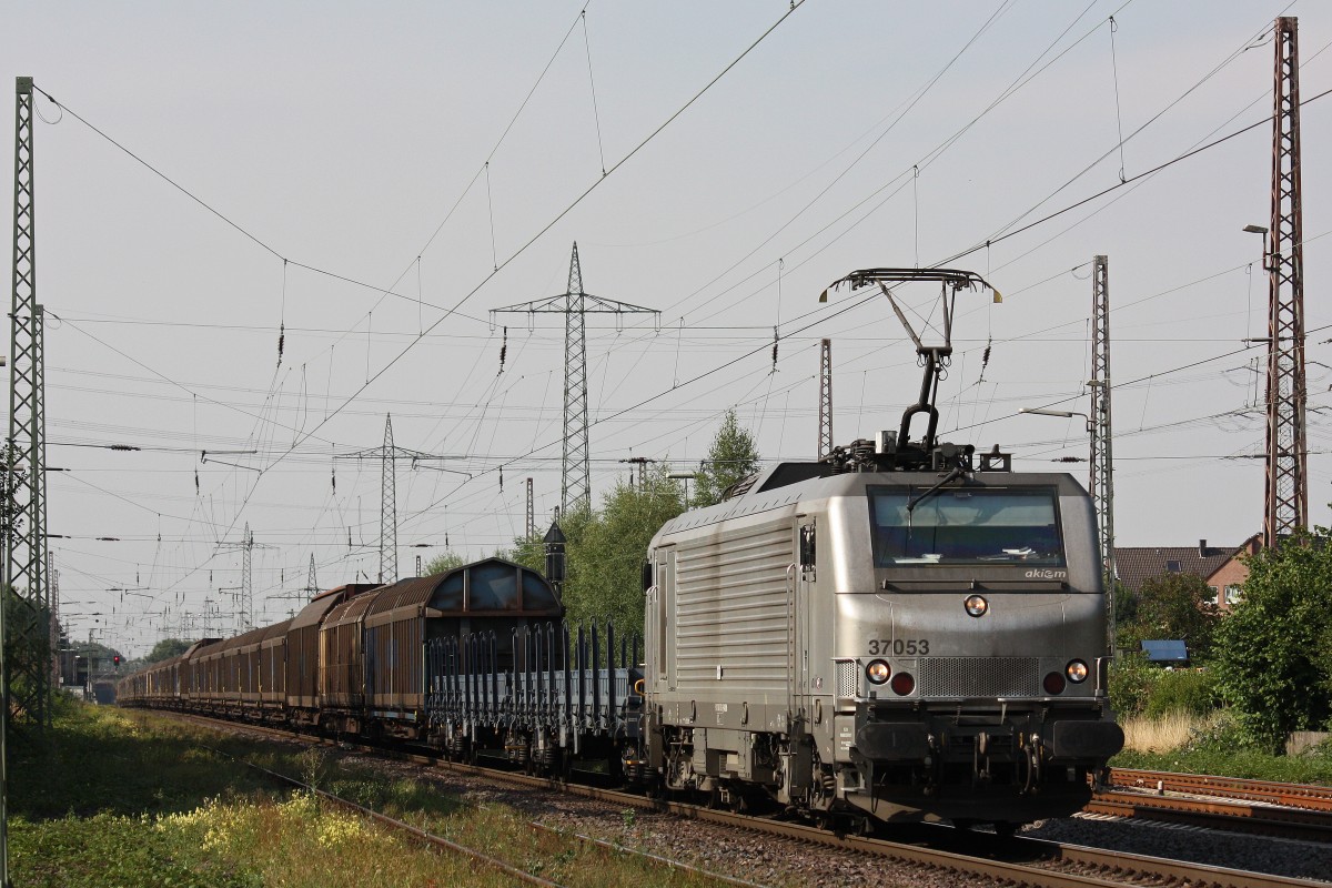 Akiem/HSL 37053 am 21.8.13 mit dem HSL/SaarRail Drathrollenzug in Ratingen-Lintorf.