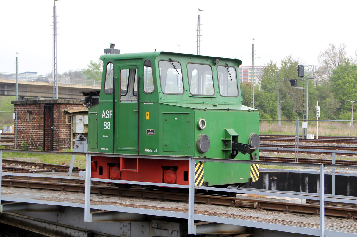 Akkuschleppfahrzeug ASF 88 beim 6. Geraer Eisenbahnfrühling in Gera zusehen. Foto 6.5.17