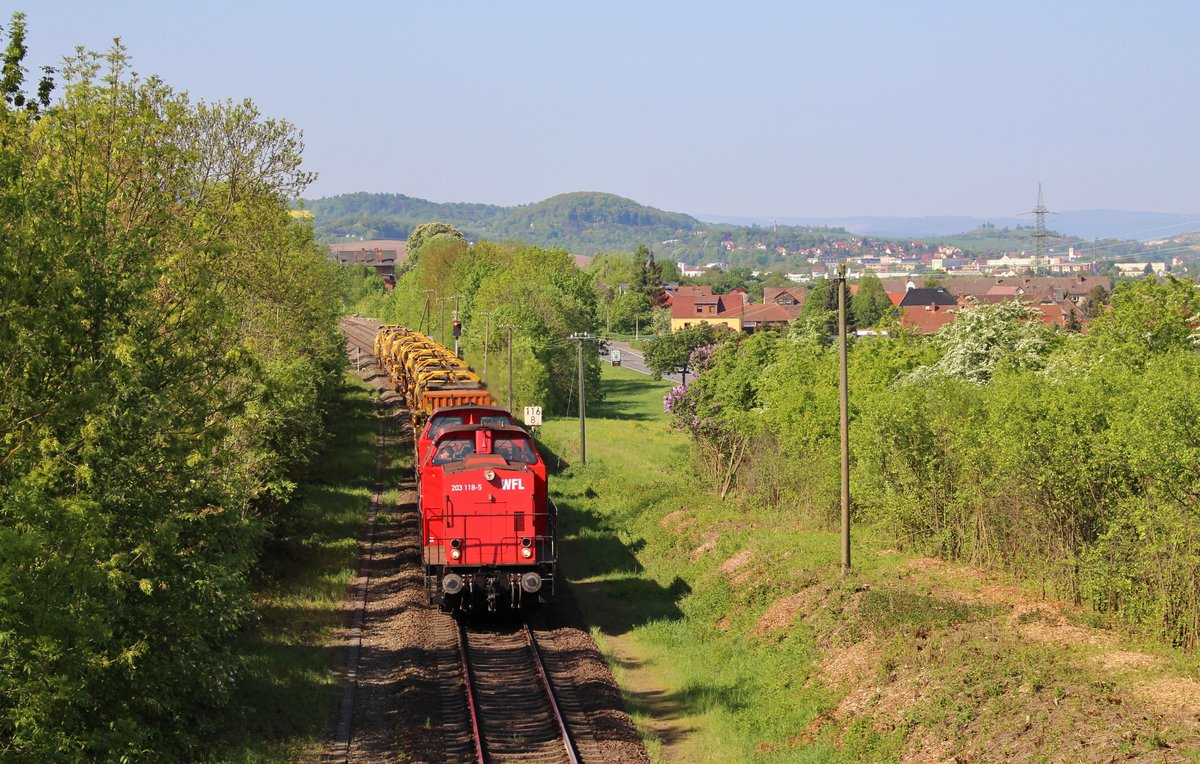 Aktuell finden auf der Strecke Gera-Saalfeld zwischen Neustadt an der Orla und Pößneck oberer Bahnhof Bauarbeiten statt. Am 05.05.18 kam die WFL mit der 203 118-5 und 203 120-1 mit einem Umbauzug von Saalfeld nach Neustadt an der Orla durch Oppurg.
