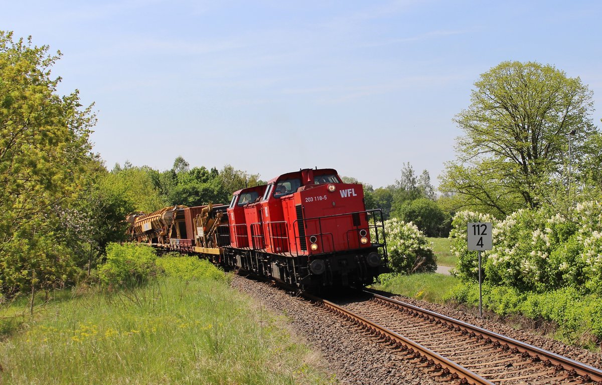 Aktuell finden auf der Strecke Gera-Saalfeld zwischen Neustadt an der Orla und Pößneck oberer Bahnhof Bauarbeiten statt. Am 05.05.18 fuhr WFL 203 118-5 und 203 120-1 mit dem vollen Altschotterzug durch Neunhofen nach Neustadt an der Orla.