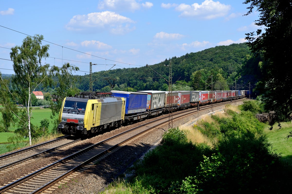 Aktuell laufen für TXLogistik noch vier Loks der Baureihe 189 in der ursprünglichen gelb-silbernen Dispolok Lackierung. Am 30. Juni lief 189 909SE vor dem DGS 43159 von Köln Eifeltor R12 nach Verona Q. E. und konnte zwischen Treuchtlingen und Möhren aufgenommen werden.