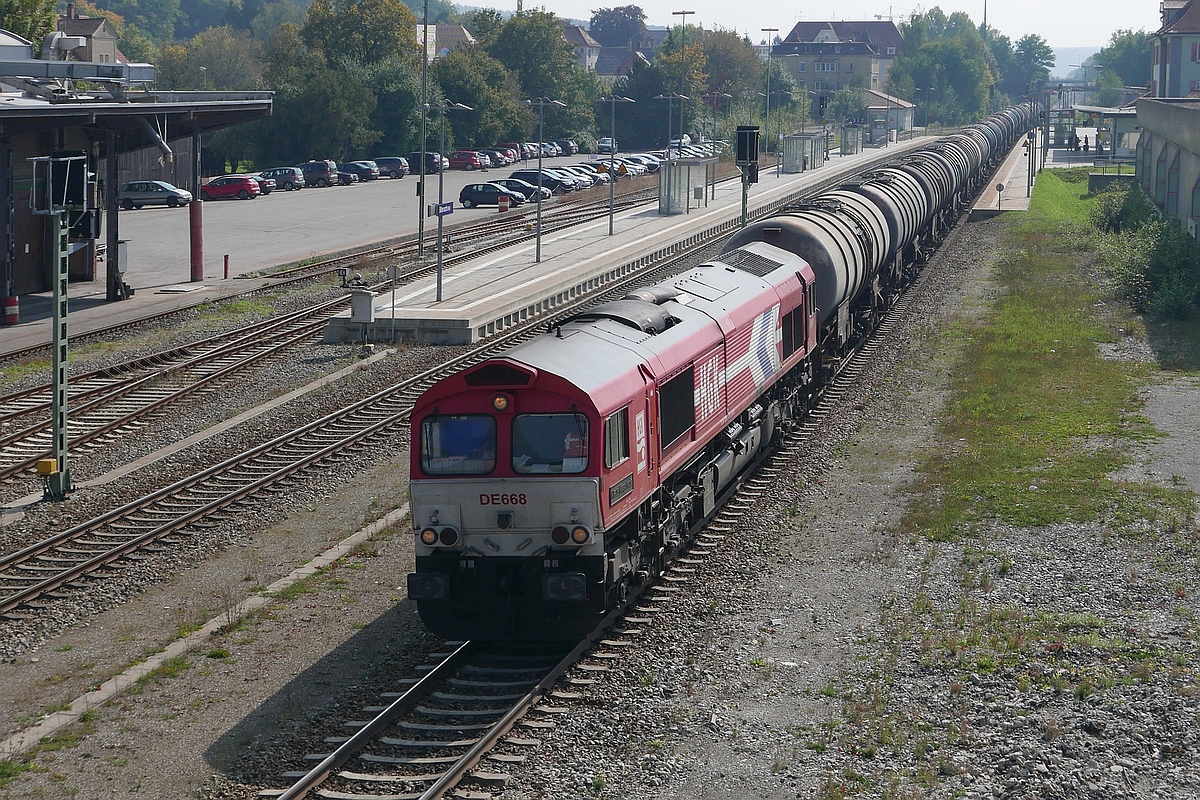 Aktuell im Planbetrieb eher selten auf der Südbahn zu sehen, dass in Fahrtrichtung links gefahren wird. Auf der Fahrt von Aichstetten nach Ulm zieht DE 668 den Kesselwagenzug am 26.09.2017 auf dem  falschen  Gleis durch den Bahnhof von Biberach (Riß).