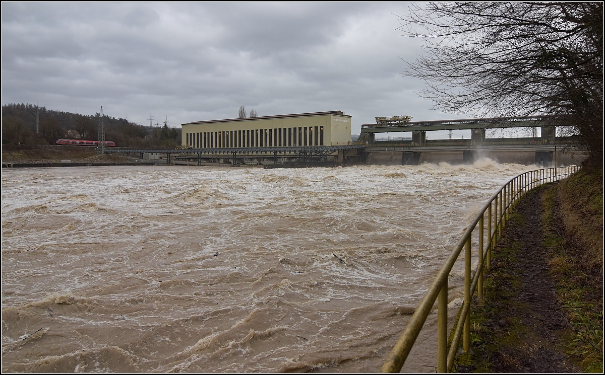 Aktuelles zum Hochwasser. Hinter dem Laufkraftwerk Ryburg-Schwrstadt fhrt ein 644 vorbei. 5. Januar 2018.