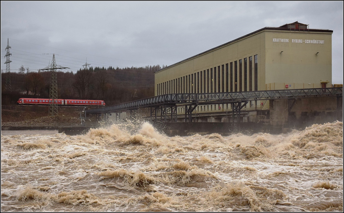 Aktuelles zum Hochwasser. Hinter dem Laufkraftwerk Ryburg-Schwrstadt fhrt ein 611 vorbei. 5. Januar 2018.