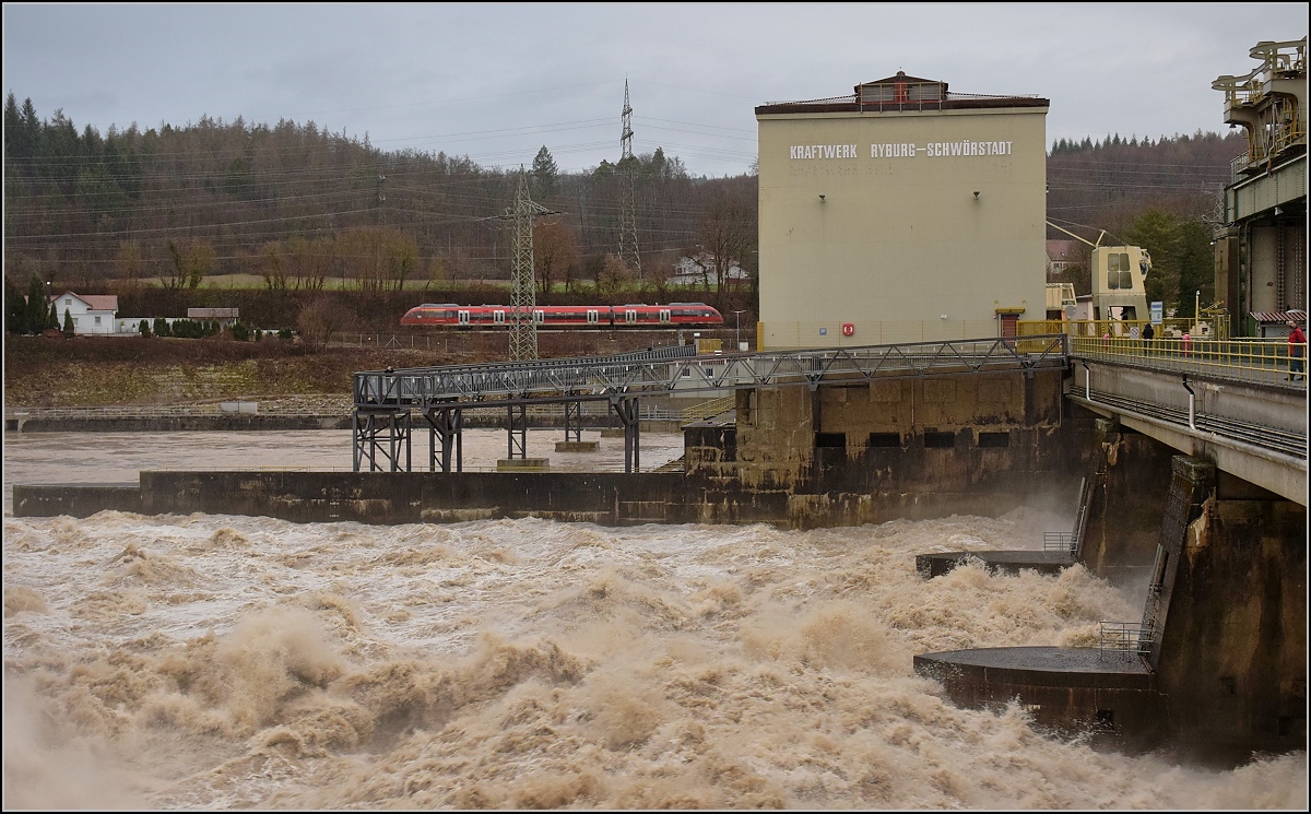 Aktuelles zum Hochwasser. Hinter dem Laufkraftwerk Ryburg-Schwrstadt fhrt ein 644 vorbei. 5. Januar 2018.