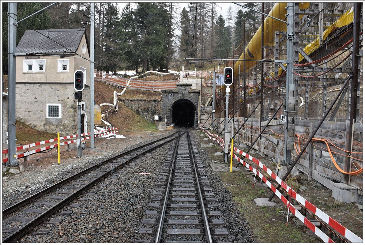 Albula I Tunneleingang in Spinas aus dem Schlusswagen des RE1121. (04.05.2017)