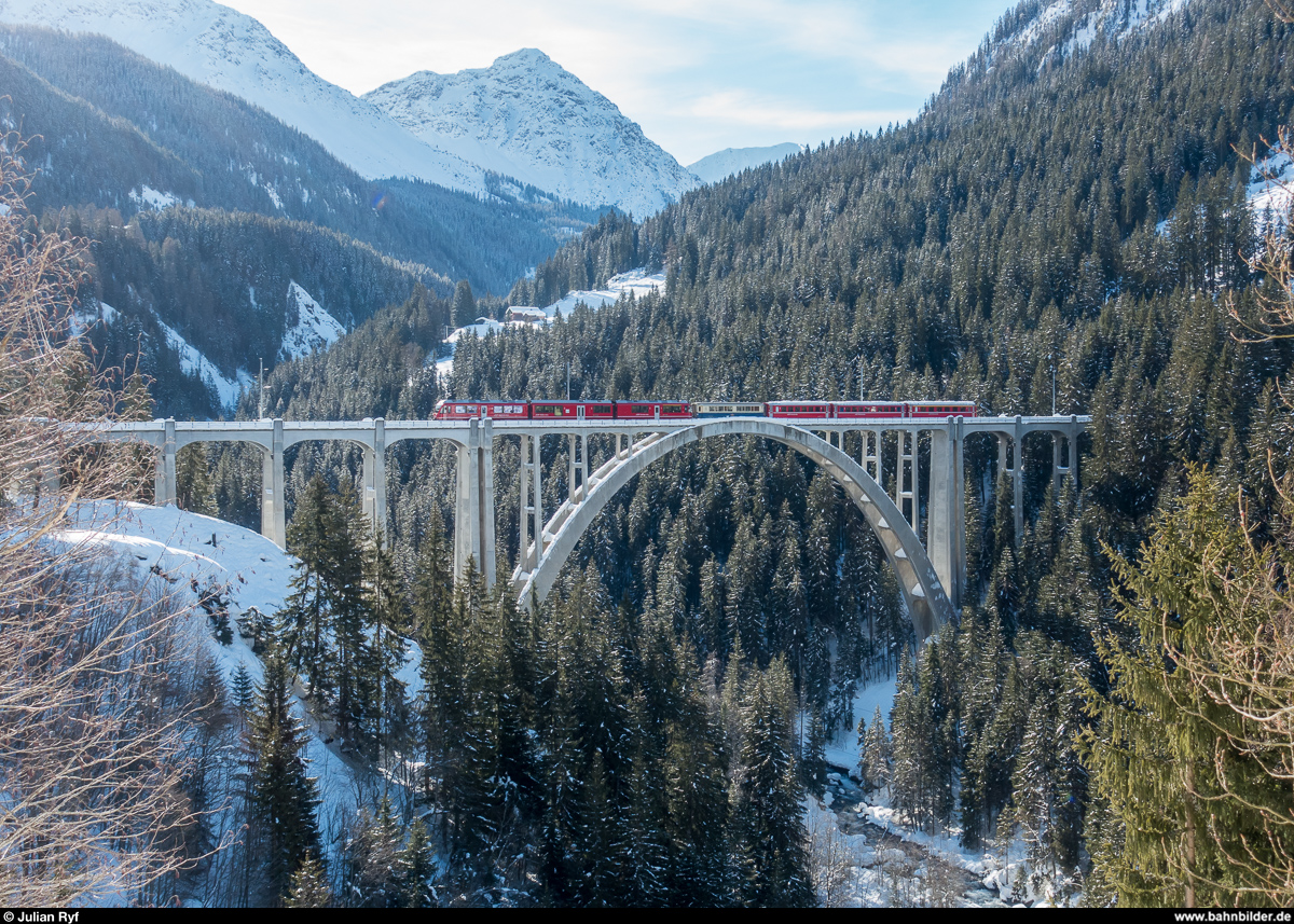 Allegra 3505 mit Regio Arosa - Chur am 24. Januar 2018 auf dem Langwieser Viadukt. Dem Zug wurde für eine Gruppe die Piano-Bar WR-S 3820 mitgegeben.