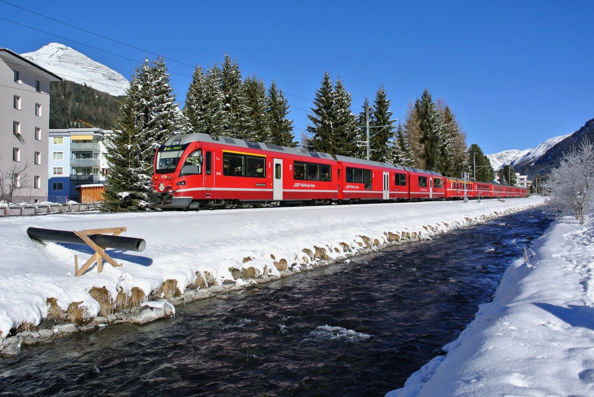 Allegra ABe 8/12 3512 mit 6 Personen- und einem Gterwagen als RE 1037 bei Davos Platz, 31.12.2013.