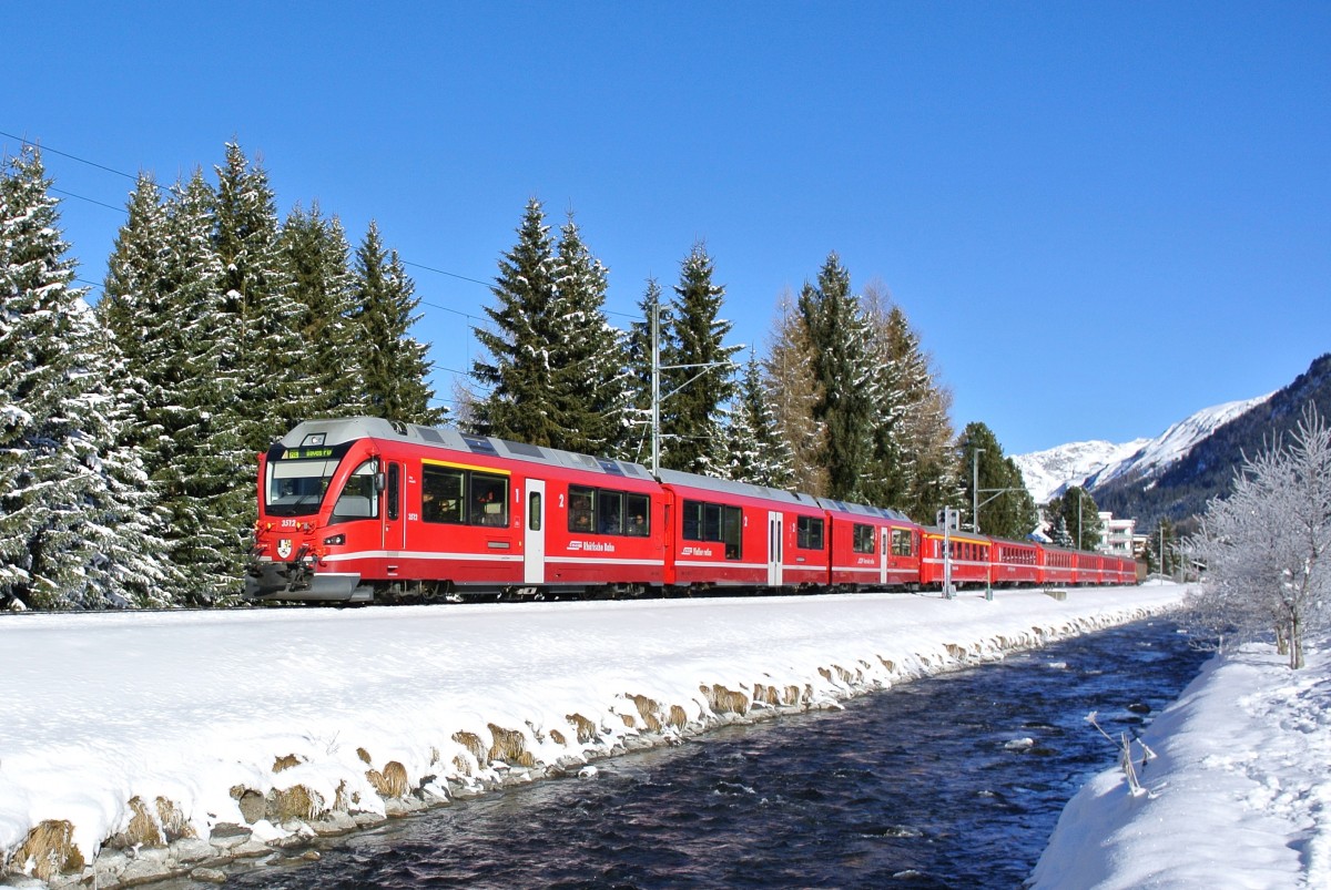 Allegra ABe 8/12 3512 mit 6 Personen- und einem Güterwagen als RE 1037 bei Davos Platz, 31.12.2013. (Bild neu zugeschnitten)