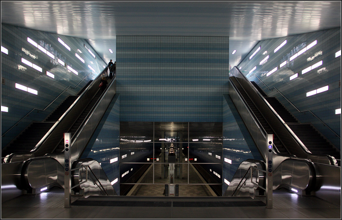 Alles Blau -

Blick vom Zwischengeschoss auf den Bahnsteigabgang in der Mitte und die beiden Aufgänge an den Seiten. Die Glaswand über den Treppen zum Bahnsteig hat brandschutztechnische Gründe.

10.10.2015 (M)