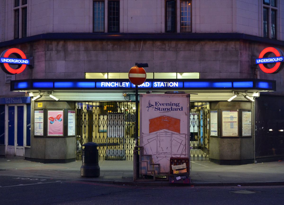 Alles dicht, auch an der  Finchley Road Station . Grund für den Streik: am Wochenende sollen die Züge auch nachts fahren - was woanders längst die Regel ist. Und dafür fordern die Fahrer mehr Geld. 9.7.2015