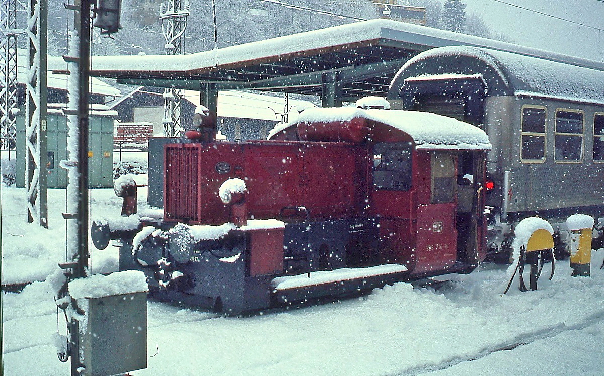 Allmählich schneit sie zu... 323 714-6 am 01.01.1978 im Bahnhof Berchtesgaden. Die Lok gehörte noch zu den Köf mit offenem Führerhaus, zweifelhaft, ob die  Kartoffelsäcke  bei diesem Wetter ausreichend Schutz boten.