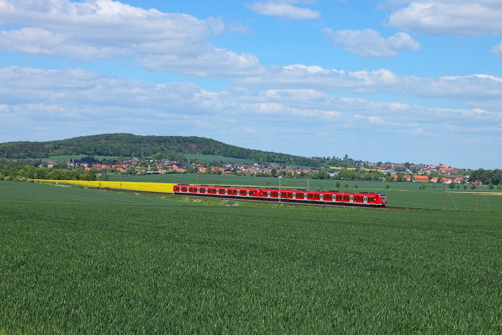 Alltagsverkehr auf der KBS 360.5: eine Doppeltraktion Quietschies ist am 3.5.2014 bei Benningsen auf dem Weg nach Hameln