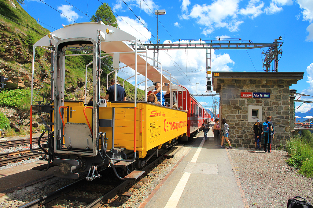 Alp Grüm. Wir sind soeben mit diesem offenen Panoramawagen angekommen. Bei schönem Wetter ein herrliches Erlebnis. Aufnahme vom 30. Juni 2018, 14:51