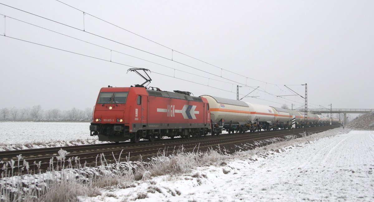 Alpha Trains Belgium 185 605, vermietet an RheinCargo (bis Aug. 2012 an HGK (2063)), mit Kesselwagen durch Marl (Niedersachsen) am 18.01.17 in Richtung Osnabrck.