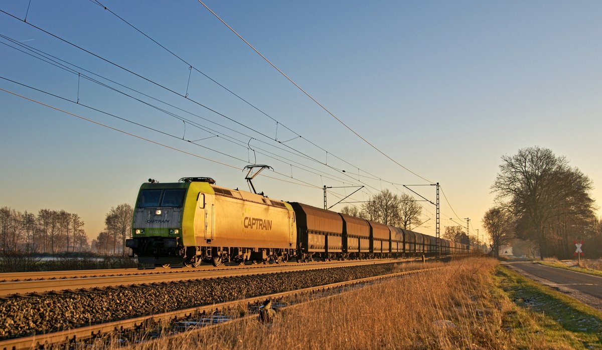 Alpha Trains Belgium 185-CL 007 (185 507), vermietet an Captrain Deutschland, mit Kokszug Bottrop Sd - Bremen Stahlwerke (bei Diepholz, 06.12.16).