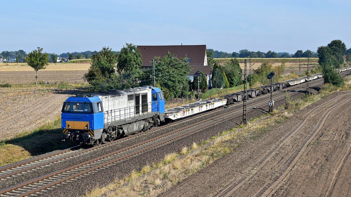 Alpha Trains Belgium 272 402, vermietet an DE (Dortmunder Eisenbahn), mit leeren Containertragwagen in Richtung Osnabrck (Marl [NI], 18.08.18).