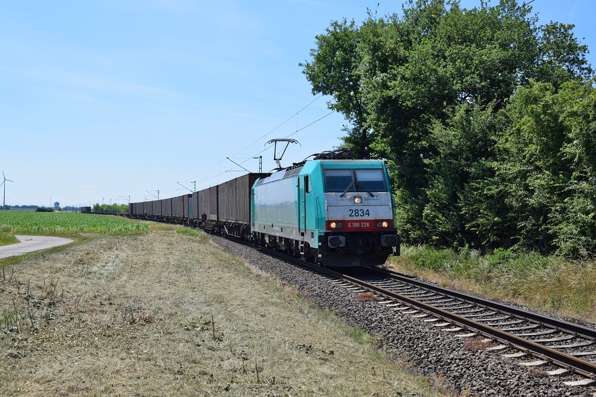 Alpha Trains Belgium E 186 226, vermietet an Lineas (2834), mit Volvo-Logistikzug Gent - Schweden, umgeleitet wegen Bauarbeiten auf der Strecke Bremen - Osnabrück (Estorf [Weser], 14.06.17).