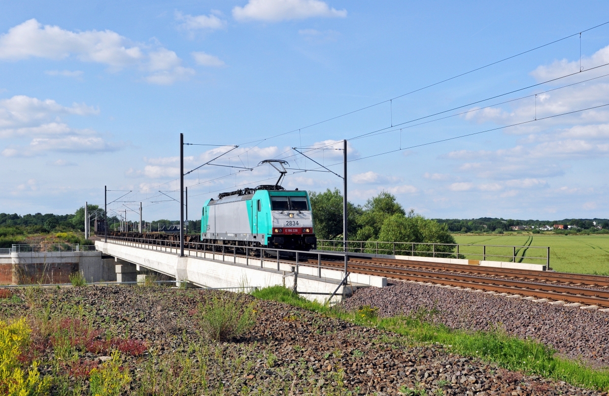 Alpha Trains Belgium E 186 226, vermietet an Lineas (2834), ist mit einem schwach ausgelasteten Containerzug am 14.06.17 bei Wahnebergen in Richtung Hannover unterwegs.