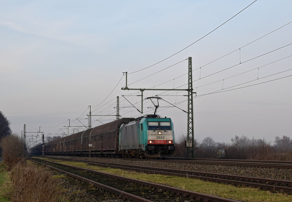 Alpha Trains Belgium E 186 234, vermietet an Lineas (2842), mit Volvo-Logistikzug nach Gent  (Diepholz, 11.01.18).