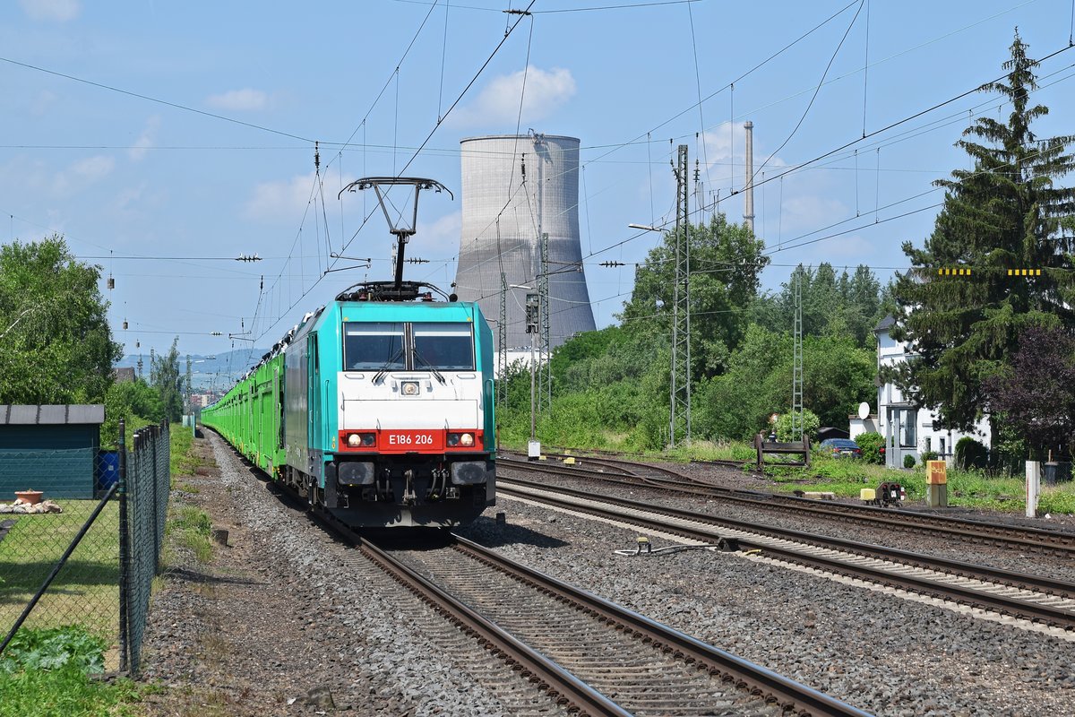 Alpha Trains Belgium E 186 206, vermietet an Railtraxx, auf der linken Rheinstrecke mit einem Autotransportzug in Richtung Koblenz. Im Hintergrund der Khlturm des stillgelegten AKW Mlheim-Krlich, mit dessen Abbruch an diesem Tag begonnen werden sollte (Urmitz, 04.06.18).