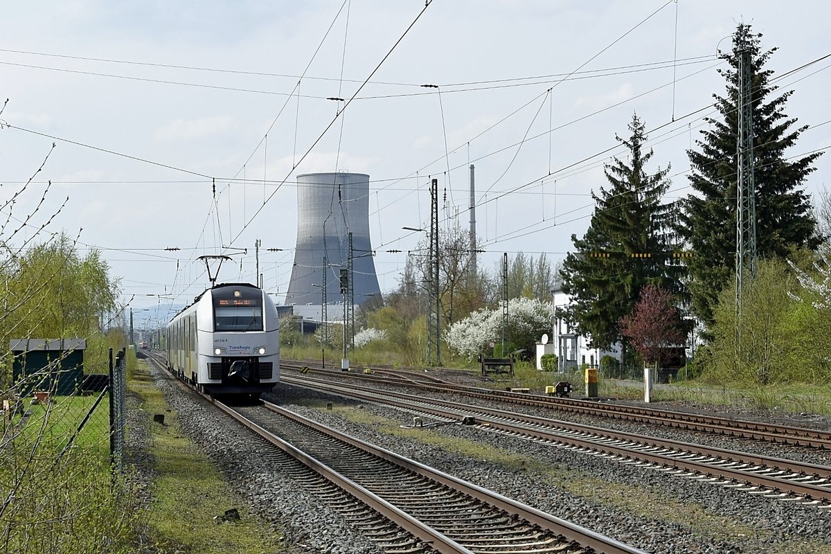 Alpha Trains Europa 460 016/516, vermietet an Transregio, auf der linken Rheinstrecke als RB 26 (25427)  Mittelrheinbahn  Köln Messe/Deutz - Mainz Hbf fährt vor dem Hintergrund des Kühlturms des stillgelegten AKW Mülheim-Kärlich am 12.04.18 in den Bahnhof Urmitz ein. 