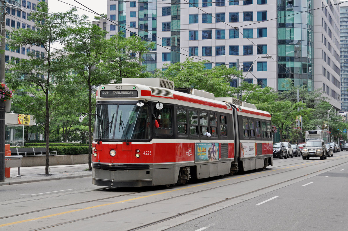 ALRV Tramzug der TTC 4225, auf der Linie 504 unterwegs in Toronto. Die Aufnahme stammt vom 23.07.2017.