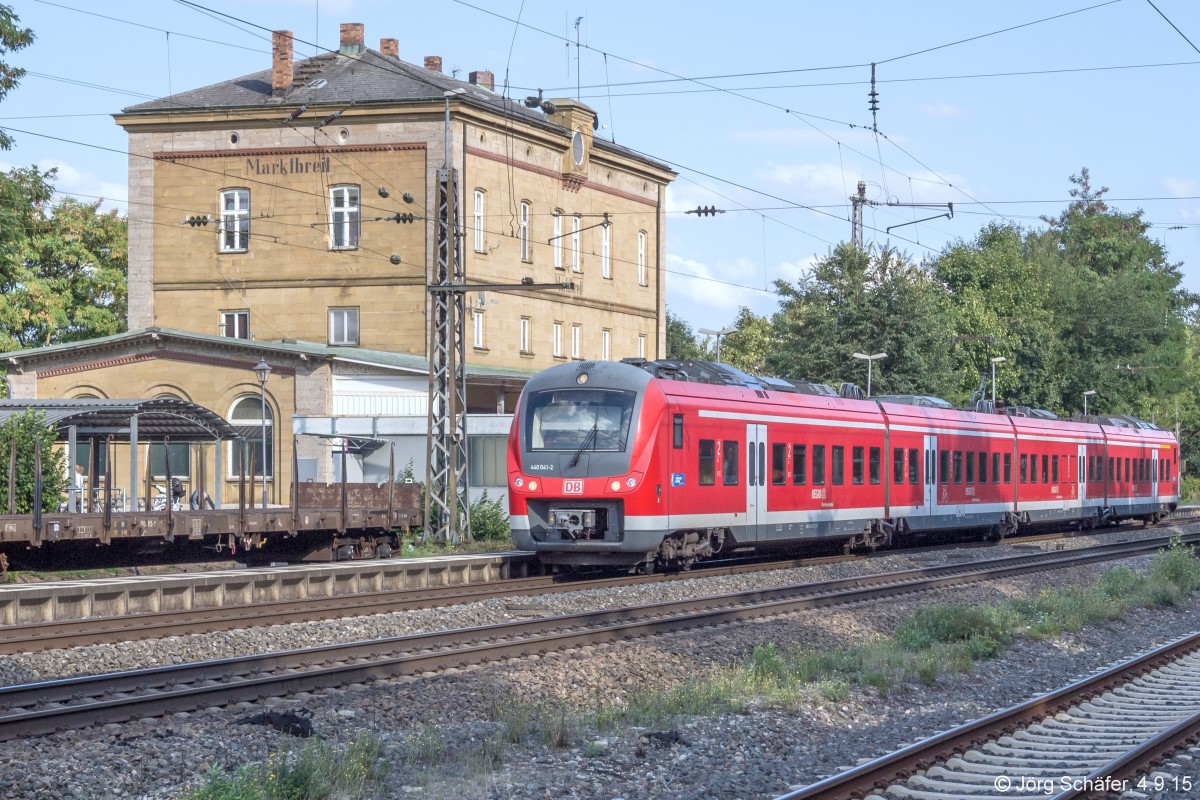 Als 440 041 am 4.9.15 in Marktbreit hielt, lag wieder das im Vordergrund sichtbare Gleis 4 im Bahnhof.  Schuld  daran war die BEG mit der Bestellung von zusätzlichen Zügen im Berufsverkehr. Diese wenden seit 2015 auf Gleis 4, das deshalb auch nur Richtung Würzburg angebunden wurde.