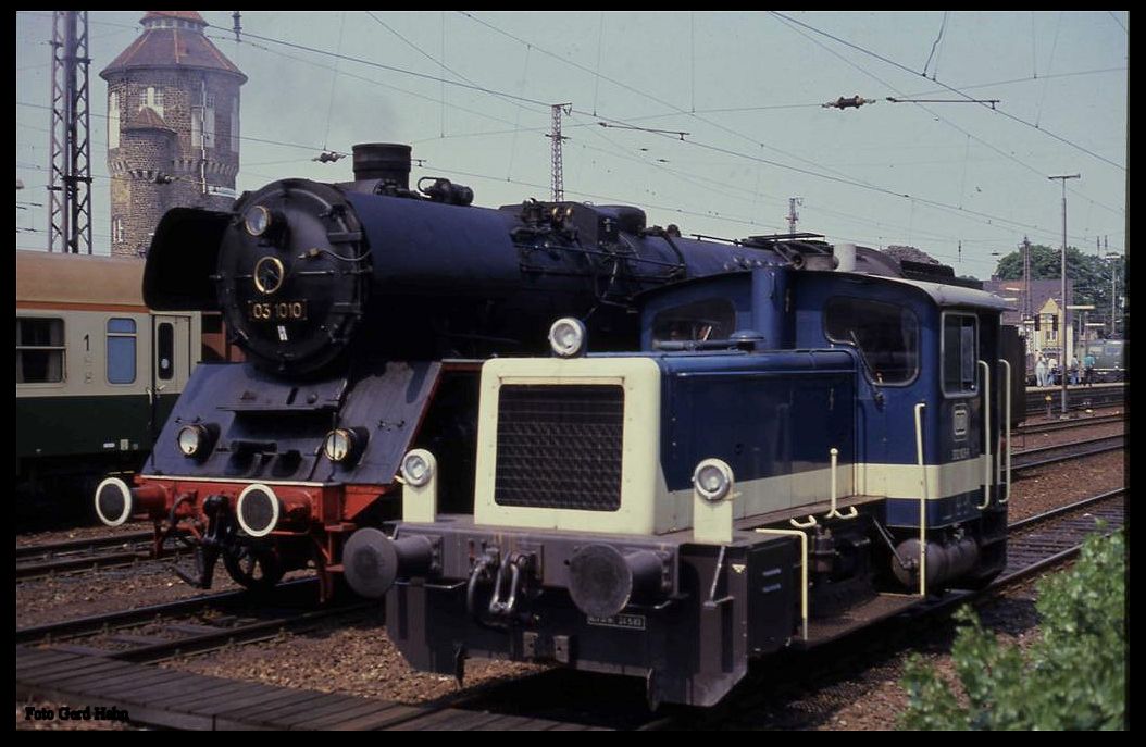 Als am 5.7.1989 noch die Mauer zwischen Ost und West stand, war der Besuch einer DDR Lok der Deutschen Reichsbahn eine Besonderheit. An diesem Tag machte 031010 in Osnabrück Station und wurde dort im Hauptbahnhof zusammen mit der Köf III 332103 im oberen Bahnhof abgelichtet.