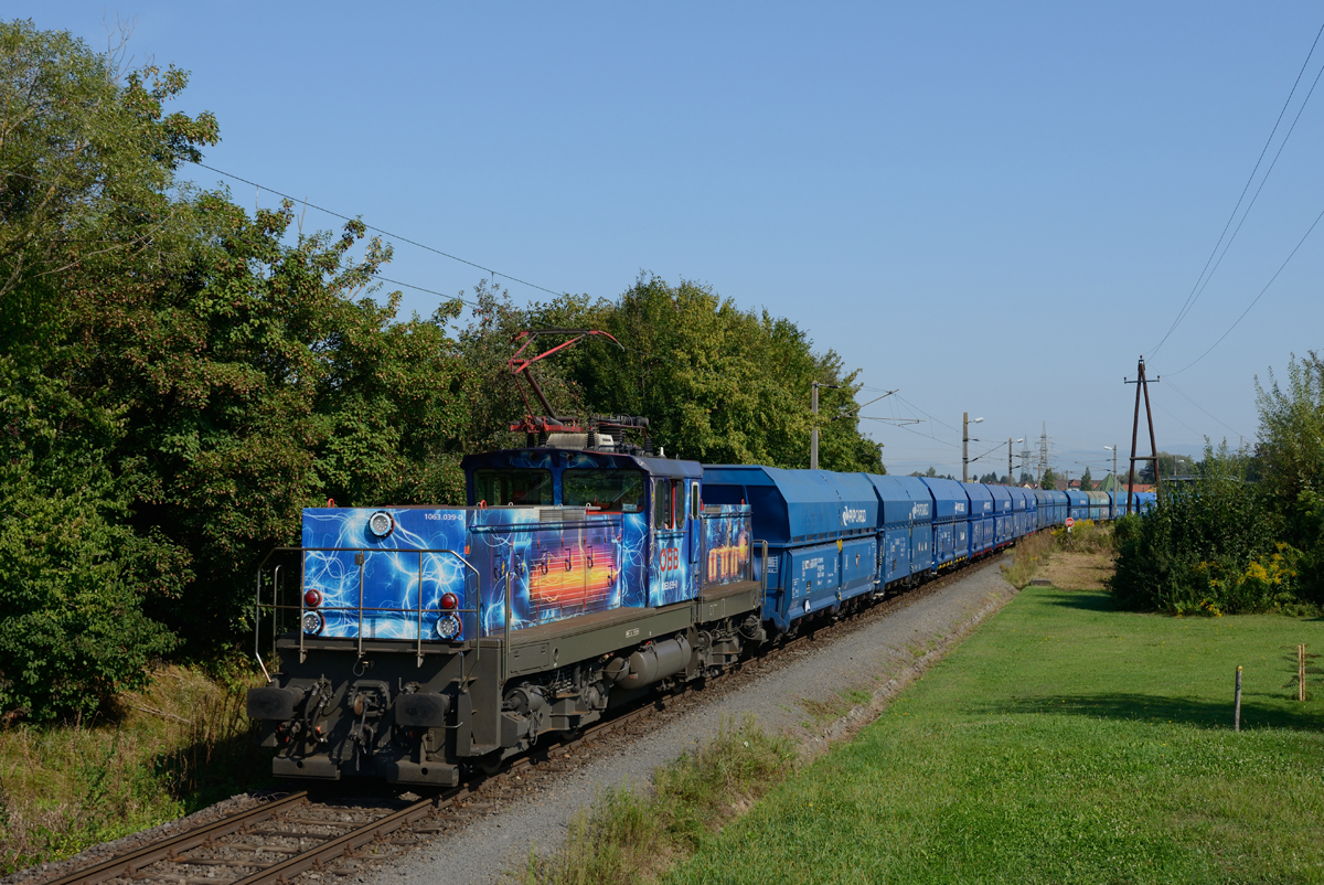 Als Bedienfahrt 7573 brachte die Ex-Hybridlok 1063 039 frische Kohle aus Polen für das Fernheizwerk Mellach, forografiert am 21. August 2018 in der AB Verbund.