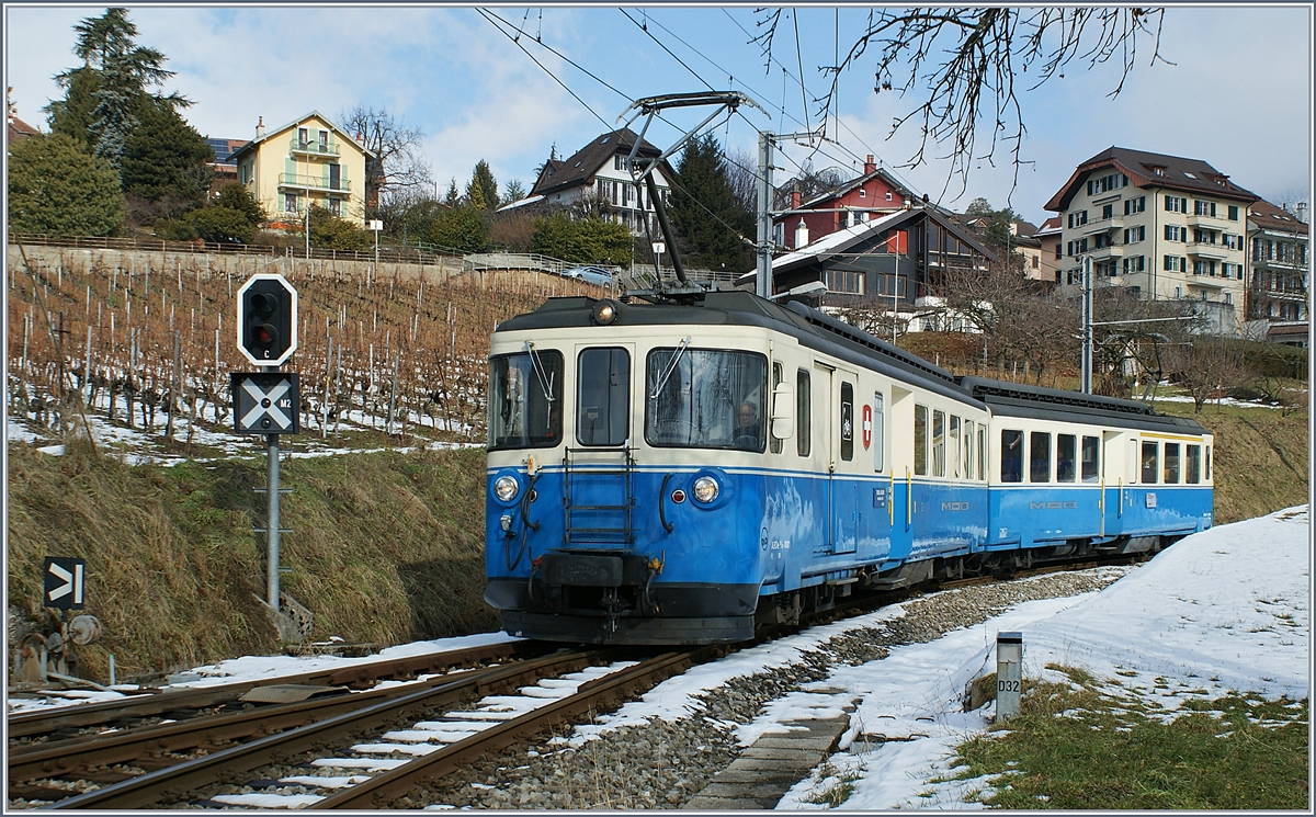 Als bei der MOB die Idee auftauchte, die ABDe 8/8 umzubauen und mit einem Mittelwagen zu ergänzen, wurde rasch auf der CEV eine Foto-Abschiedsfahrt für die formschönen Triebwagen veranstaltet: Der MOB ABDe 8/8 4001  Suisse  hatte die Ehre, das begehrte Fotomotive zu sein. Dieses Bild entstand, als wir zufällig während eines Spaziergangs in St-Légier Gare dem Fotozug begegneten.
7. Feb. 2010  
