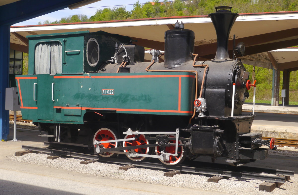 Als Denkmal aufgestellt auf dem Hausbahnsteig (Peron I) des Bf Sarajevo: dieser 760mm-Dreikuppler von O&K mit der Nr. 71-022, die 1922 zusammen mit ca. 25 baugleichen Maschinen mit der Fabriknummer 10772 an die Bosnische Ostbahn ausgeliefert wurde (Sarajevo, 26.4.17). Die Hauptlinien der Ostbahn wurden von der JZ in Normalspur umgebaut, der Rest in den 70er Jahren stillgelegt.