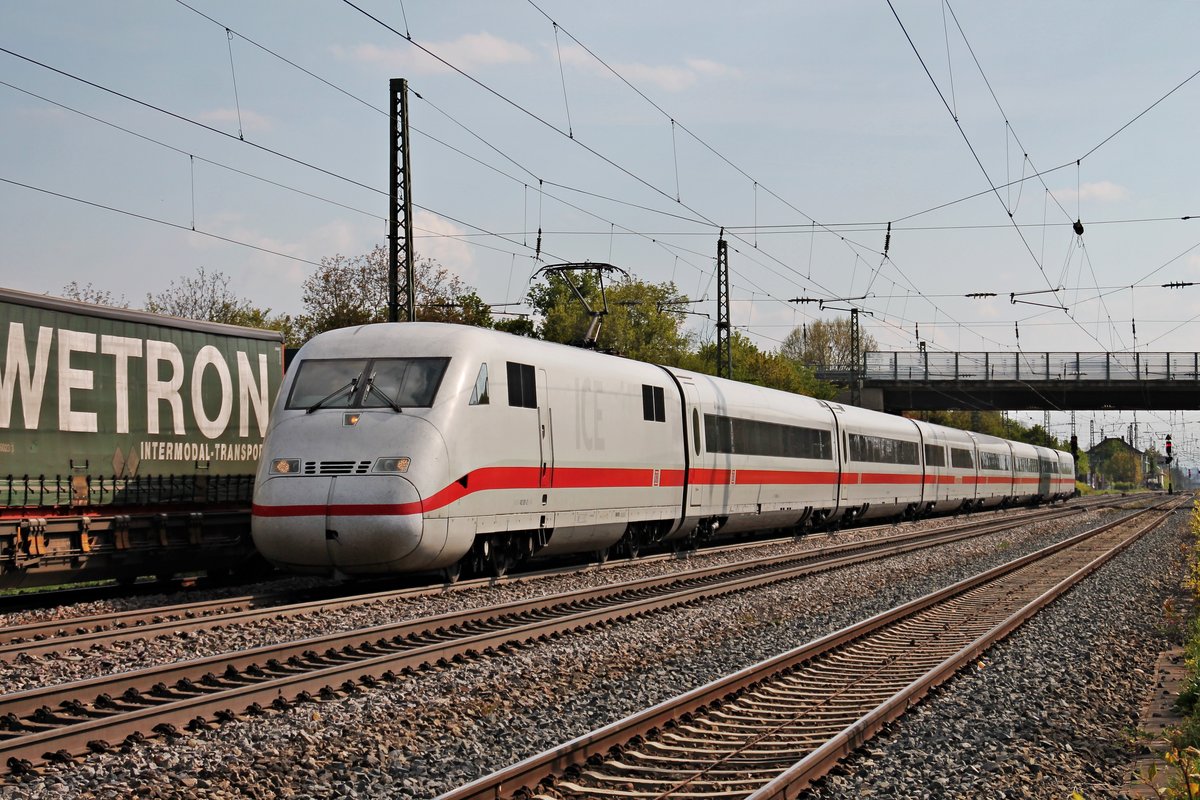 Als Ersatz für einen ausgefallenen ICE 1 (401er) fuhr am 04.05.2016 der 402 001-2  Rheinsberg  durch die Gleisanlagen den Bahnhofes von Müllheim (Baden) gen Freiburg (Breisgau).