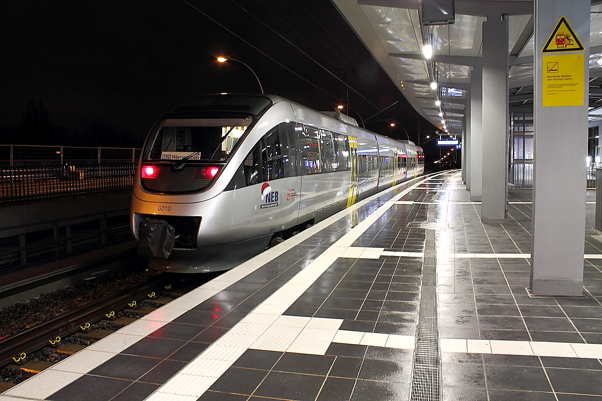 Als einer der ersten Triebwagen erreicht am 13.12.2015 der VT 0010 (95 80 0643 117-4 D-NEBB) auf der RB 12 von Templin Stadt den neuen Regionalbahnhof Berlin Ostkreuz.
Nach kurzem Aufenthalt geht es als RB 25 weiter nach Werneuchen.

