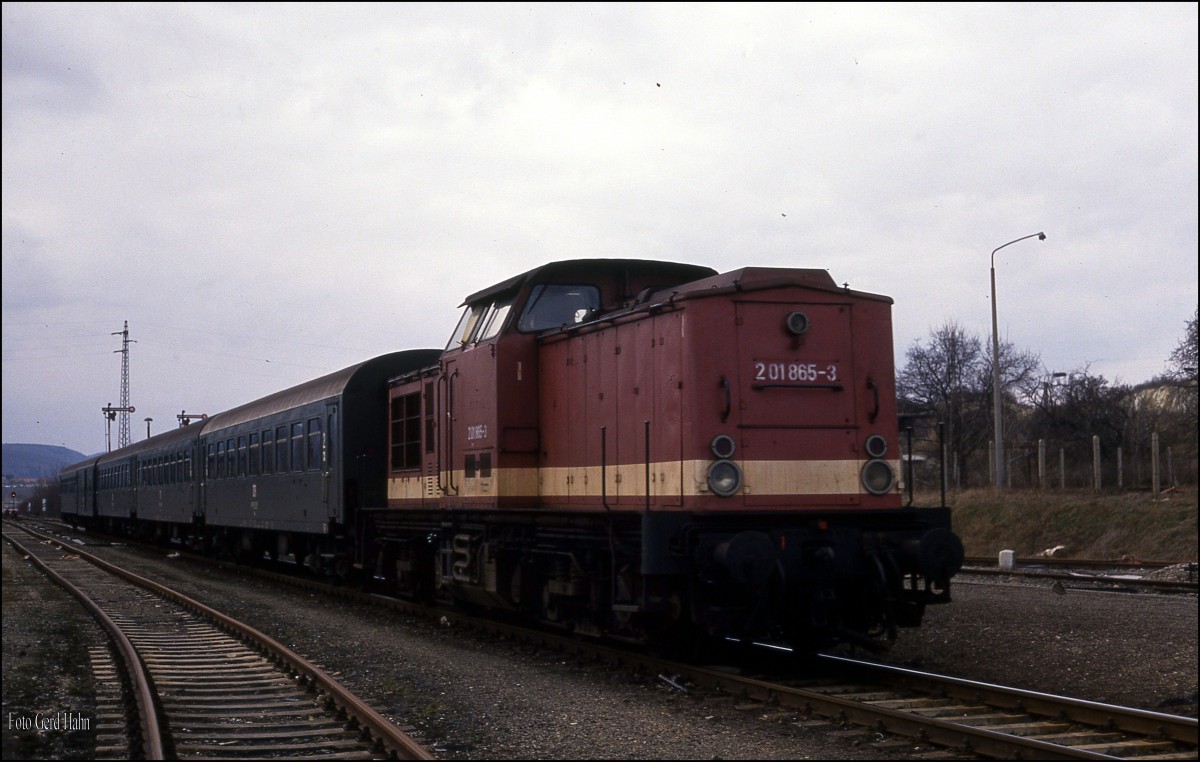 Als es in Gernrode noch den normalspurigen Bahnhofs Bereich gab, fuhr am 21.3.1992 um 13.37 Uhr die 201865 mit dem P 9515 in Richtung Frose aus.