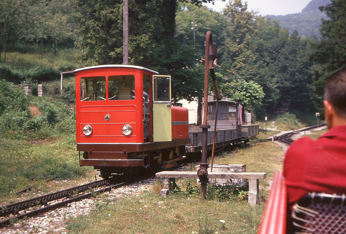 Als die Ferrovia Monte Generoso noch mit Diesel fuhr: Diesellok 2 mit den Güterwagen M4 und M8, S.Nicolao, 23.Juli 1970 