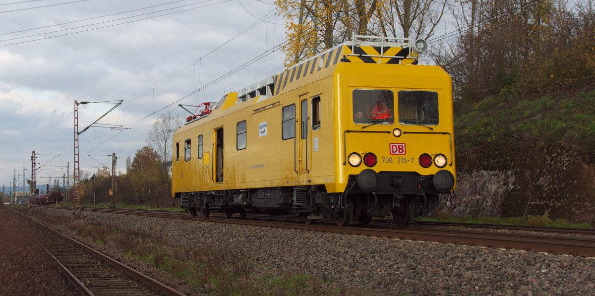 Als Hightlight des Tages kam der Oberleitungsrevisionstriebwagen 708 315-7 über die Saarstrecke gebrummt. Bahnstrecke 3230 Saarbrücken - Karthaus beim Kraftwerk Ensdorf am 12.11.2015