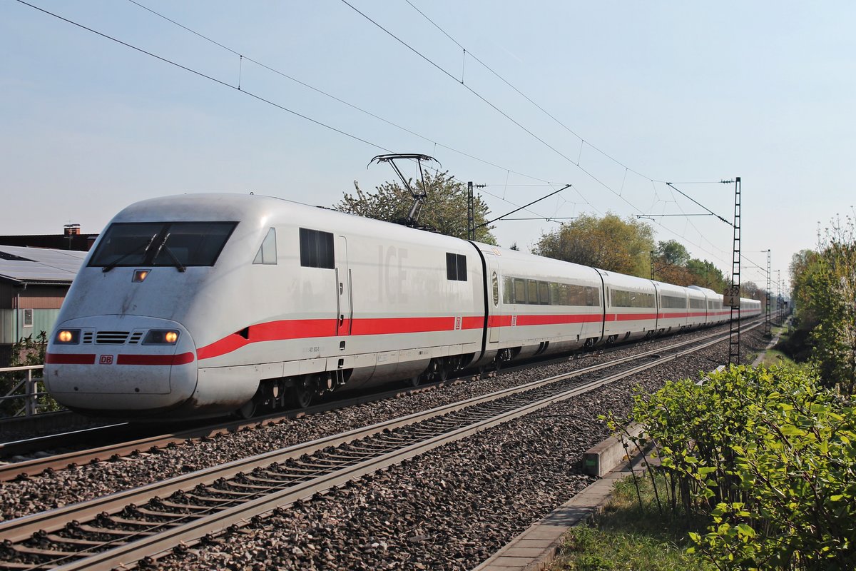Als ICE 274 (Basel SBB - Berlin Ostbahnhof) fuhr am 11.04.2017 der 401 502-0 bei Heitersheim durchs Markgräflerland in Richtung Freiburg (Breisgau).