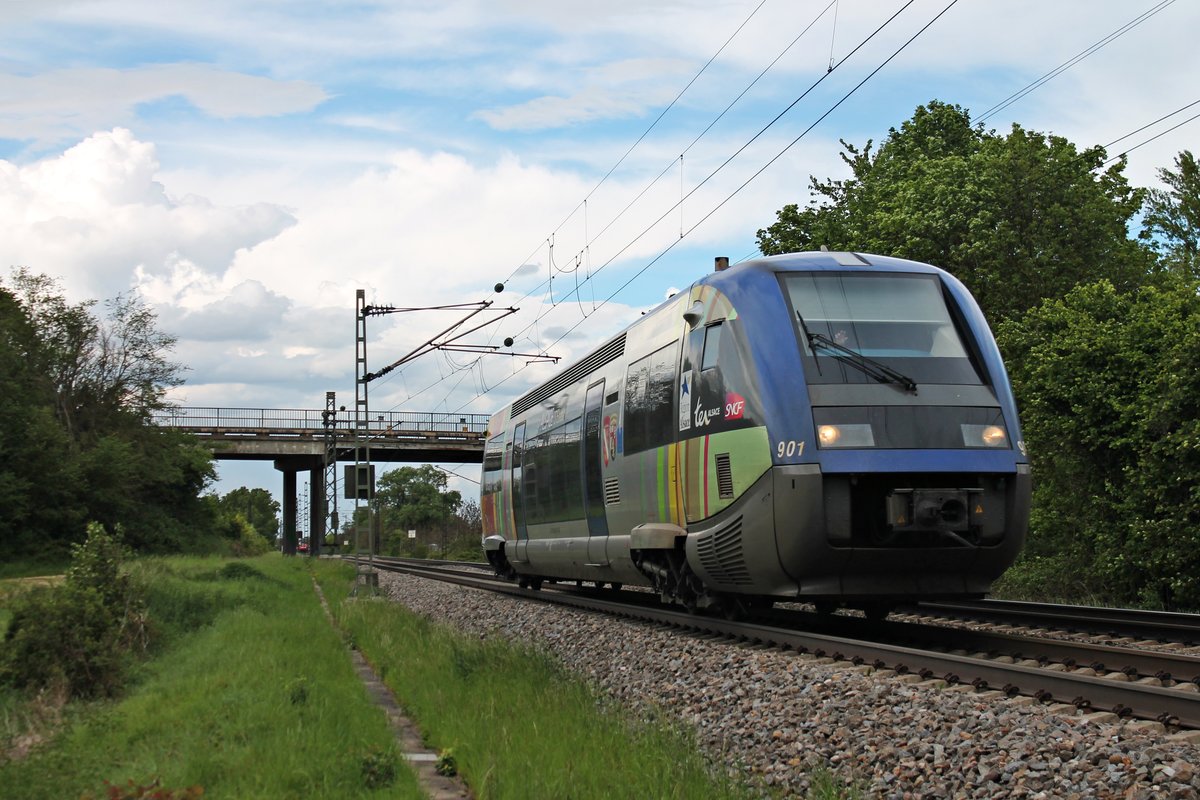 Als IRE (Freiburg (Brsg) Hbf - Mulhouse Ville) war am 13.05.2017 der SNCF TER Alsace X73901 südlich von Buggingen durchs Rheintal in Richtung Müllheim (Baden) unterwegs.