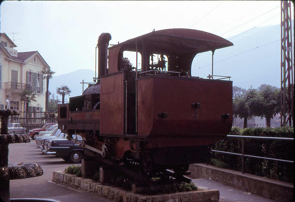 Als die letzte dort verbliebene Dampflok der Ferrovia Monte Generoso noch Denkmal war: Lok 2 in Capolago, 23.Juli 1970