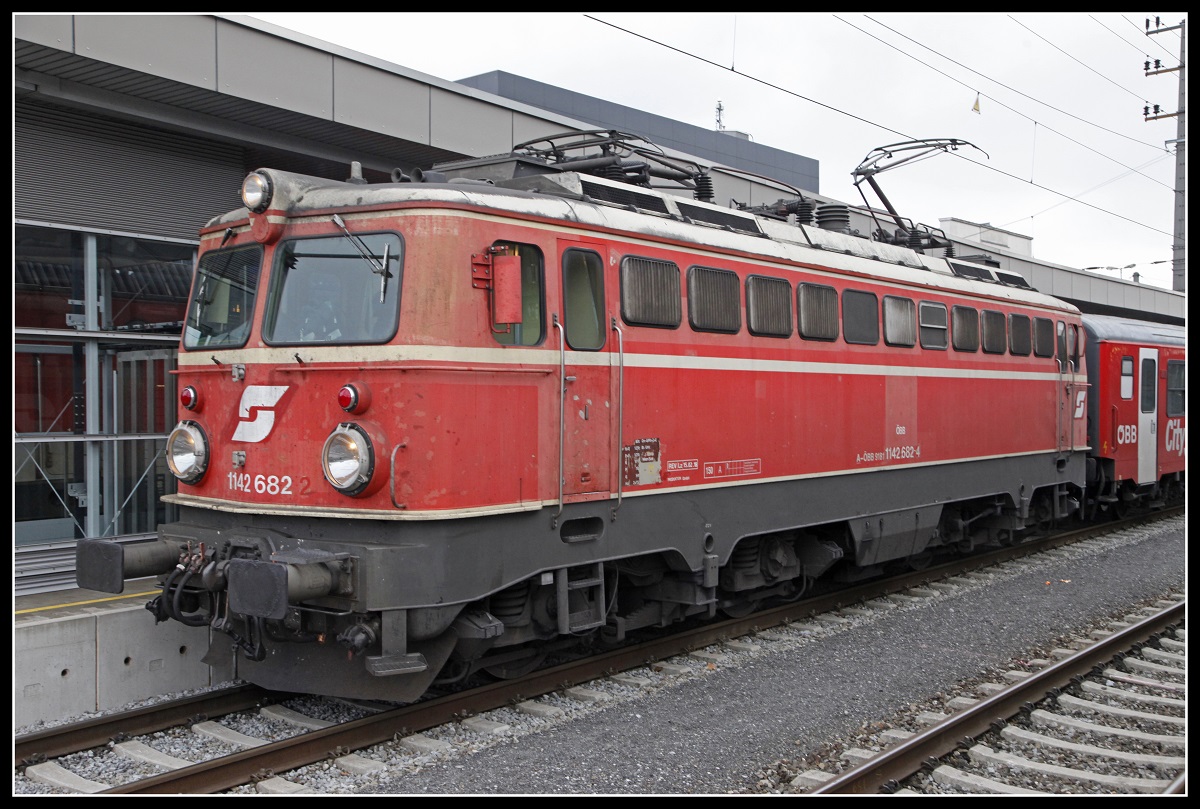 Als letzte ihrer Reihe besitzt die 1142 682 noch die originale blutorange Lackierung mit drei Zierlinien. Hier zu sehen in Linz Hbf. am 22.11.2018.