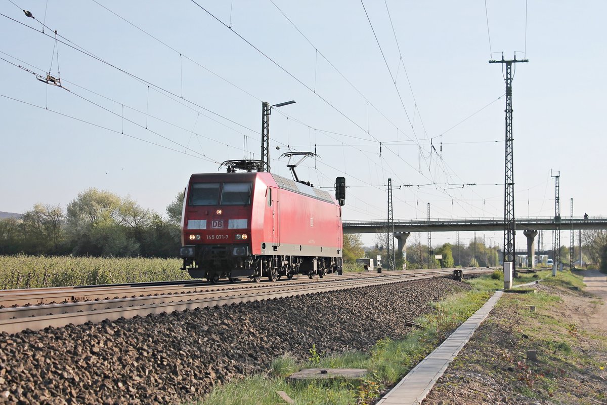 Als Lokzug aus Basel Bad Rbf, fuhr am 06.04.2017 die 145 071-7 durch Müllheim (Baden), dass im Markgräflerland liegt, in Richtung Freiburg (Breisgau).