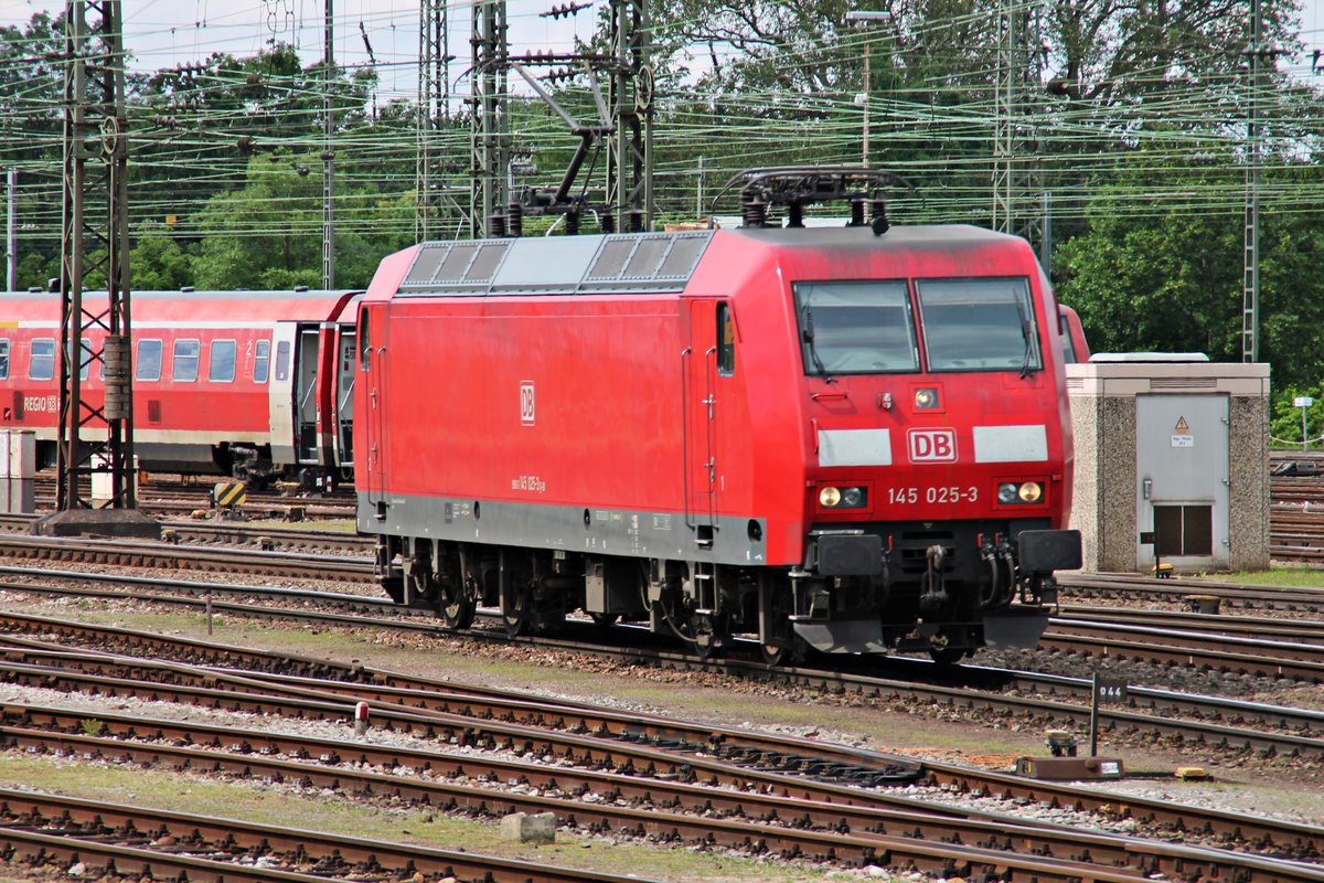 Als Lokzug aus dem BW Haltingen in den Rangierbahnhof Muttenz, um dort einen Güterzug gen Norden zu bespannen, fuhr am 01.06.2016 die 145 025-3 durch den Badischen Bahnhof von Basel.