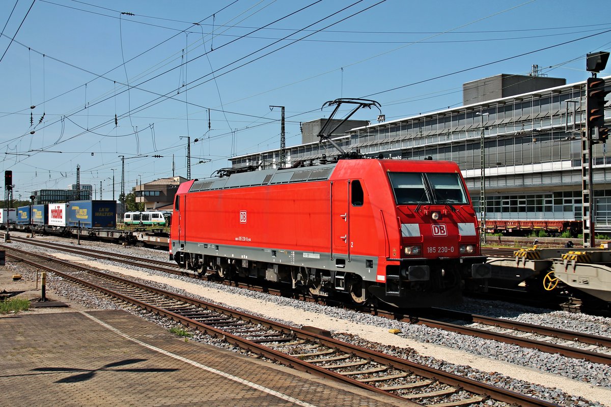Als Lokzug fuhr am 26.08.2015 die Mannheimer 185 230-0 über Gleis 7 durch Regensburg Hbf in Richtung Regensburg Ost.