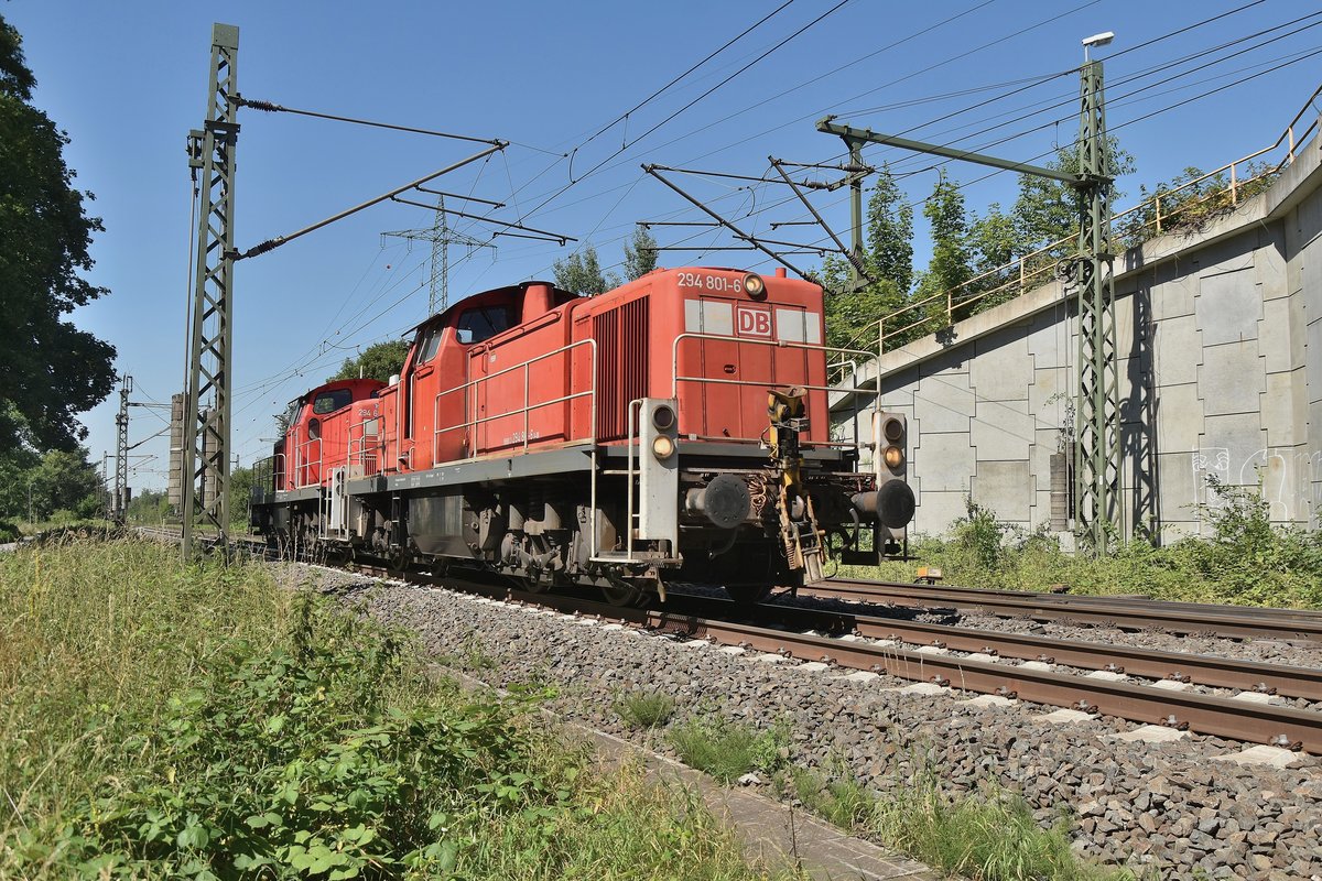 Als Lokzug kommen die beiden V90/294 801-6 mit der 294 669-7 im Schlepp aus Entenfang durch Lintorf gefahren. 3.7.2018