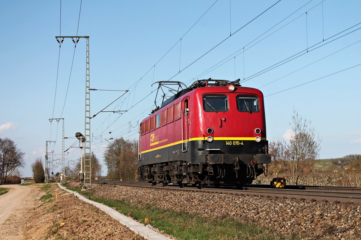 Als Lokzug nach Basel Bad Rbf, befand sich am Nachmittag des 28.03.2017 die 140 070-4, von Rail Cargo Carrier - Germany, nördlich von Müllheim (Baden) im Markgräflerland und hatte nur noch wenige Kilometer bis zu ihrem Ziel.